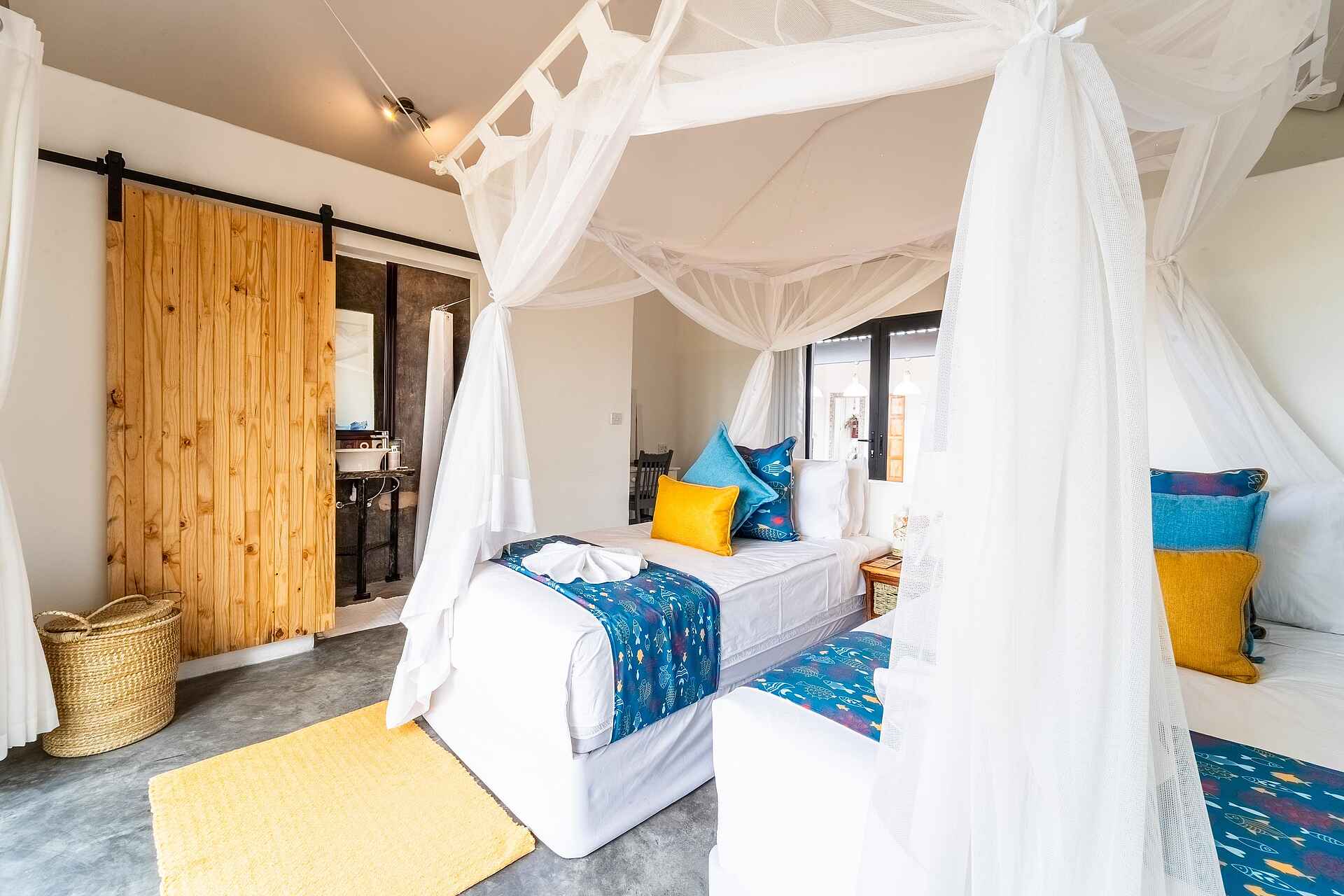 Lenyebi River Lodge: Ein Zweibettzimmer