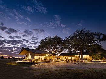 Monachira Camp: Der Zentralbereich am Abend Monachira Camp: Der Zentralbereich am Abend