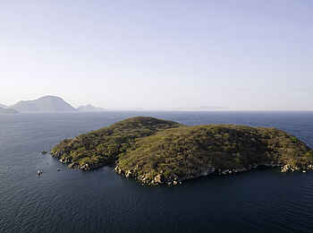 Mumbo Island: Blick über die Insel zu den Bergen