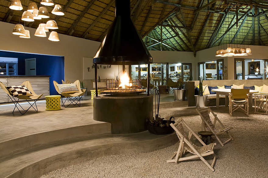 Mushara Bush Camp: Kaminfeuer Mushara Bush Camp: Kaminfeuer