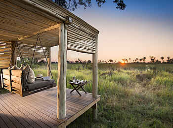 Nxabega Okavango Tented Camp: Terrasse mit Schaukelsofa