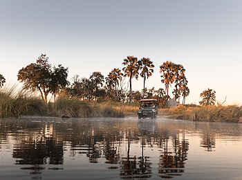 Qorokwe Camp: Fahrt durchs Wasser