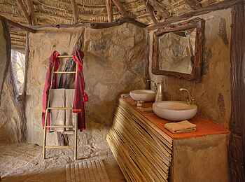 Saruni Rhino: Im Bad Saruni Rhino: Im Bad