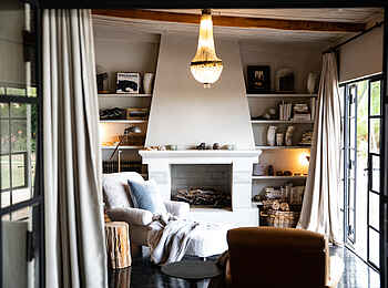 Segera Retreat: Ein Kamin im Farmhouse