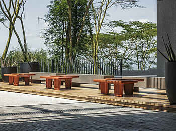 Serengeti Explorer: Wartebereich mit Bänken am Eingang Serengeti Explorer: Wartebereich mit Bänken am Eingang