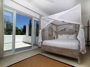The Aiyana: Schlafzimmer mit angrenzender Veranda The Aiyana: Schlafzimmer mit angrenzender Veranda