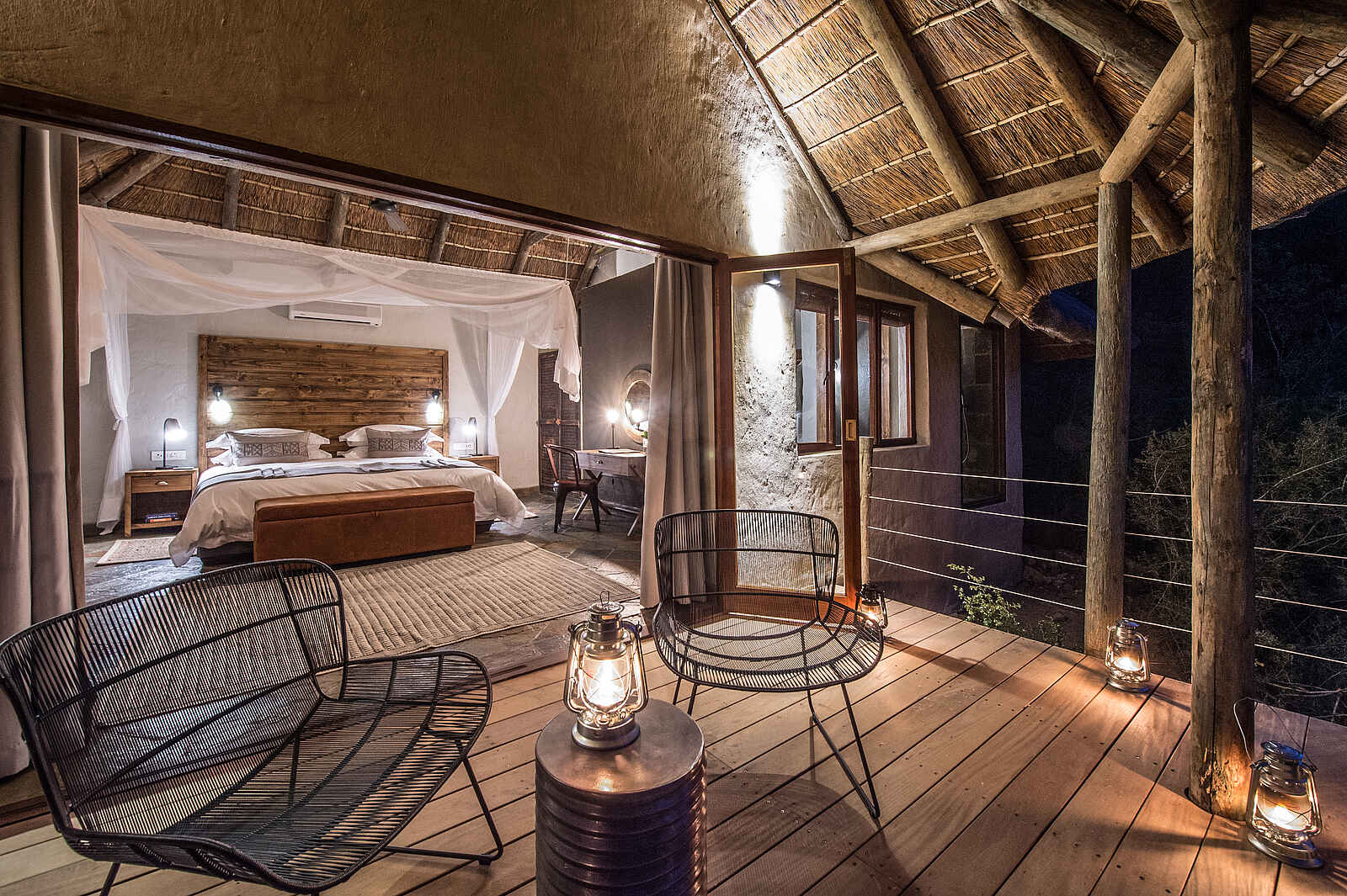 Inzolo Exclusive Game Lodge: Blick ins Schlafzimmer von privater Terrasse Inzolo Exclusive Game Lodge: Blick ins Schlafzimmer von privater Terrasse