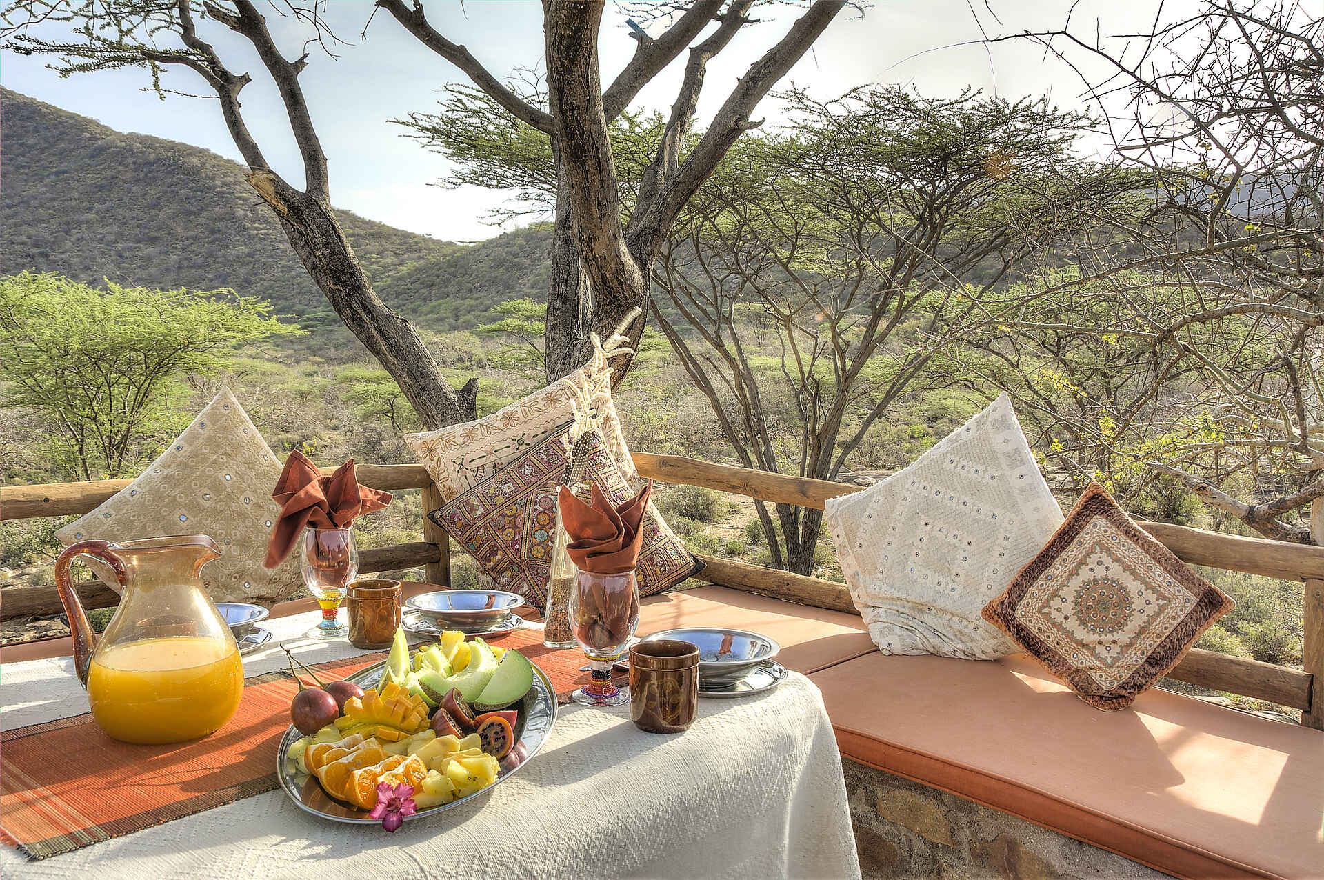 Koros Camp: Frühstücksterrasse Angie Taylor, Koros Camp, Lake Turkana, Northern Kenya, Vanessa Knight, Frühstück, Kissen, Sitzkissen, Afrikarma, Afrikarma Safaris, Afrikarma Safaris. Wildnis. Hautnah., Afrikarma.de