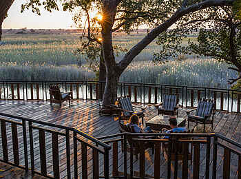 Namushasha River Lodge: Holzdeck mit Ausblick in die Landschaft Namushasha River Lodge: Holzdeck mit Ausblick in die Landschaft