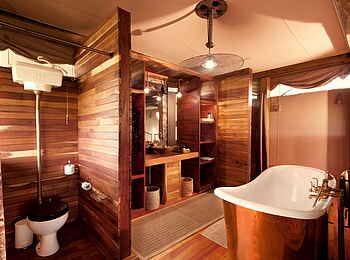 Somalisa Camp: Die en-suite Bäder haben eine Dusche und eine Badewanne Somalisa Camp: Die en-suite Bäder haben eine Dusche und eine Badewanne