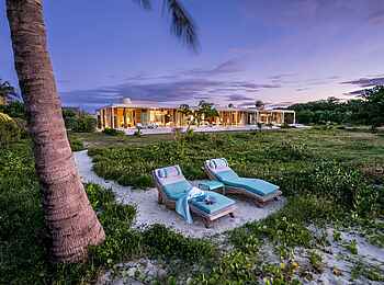 Time + Tide Miavana: Liegestühle in Strandnähe