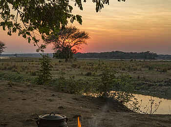 Tusk and Mane Safaris: Lagerfeuer bei Sonnenaufgang Tusk and Mane Safaris: Lagerfeuer bei Sonnenaufgang