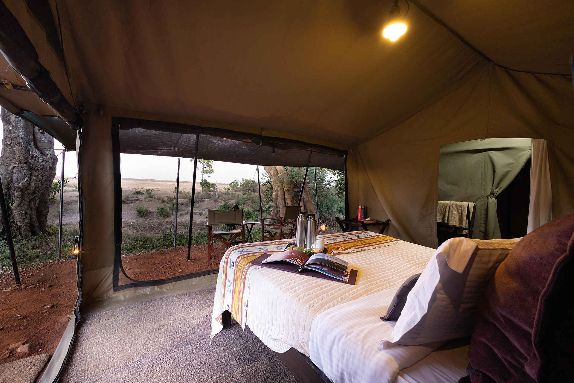 Basecamp Adventure: Blick aus dem Zelt