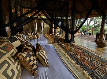 Chamilandu Bushcamp: Blick aus einem Chalet Chamilandu Bushcamp: Blick aus einem Chalet