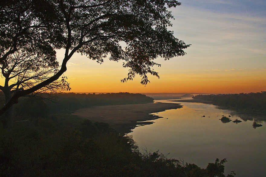 Chilo Gorge Safari Lodge: Sonnenaufgang über dem Save River Chilo Gorge Safari Lodge: Sonnenaufgang über dem Save River