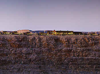 Fish River Lodge: Chalets am Abend