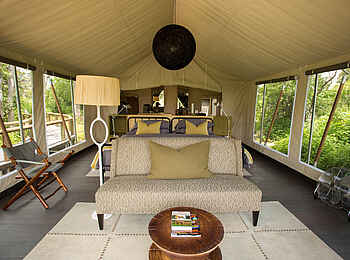 Gomoti Plains Camp: Luxury Tent Blick hinein