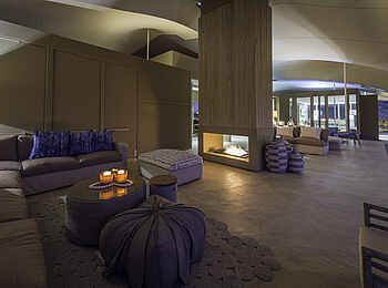 Hoanib Skeleton Coast Camp: Lounge mit Kamin Hoanib Skeleton Coast Camp: Lounge mit Kamin