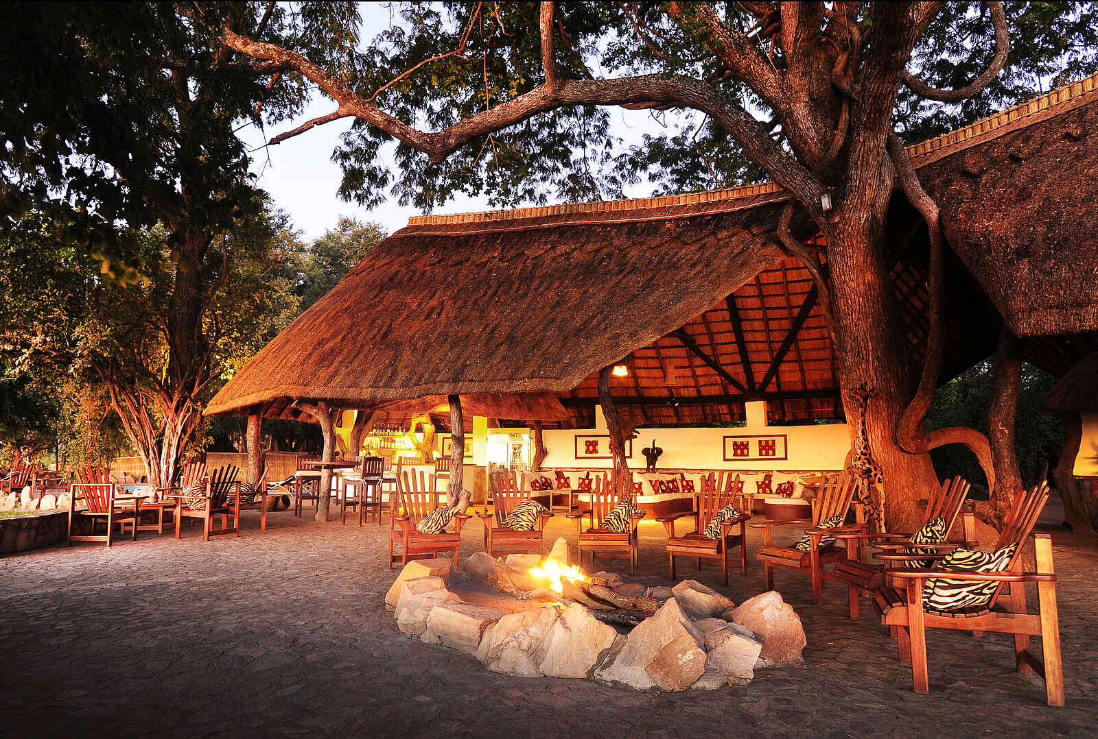 Kafunta River Lodge: Feuer vor der Lodge Kafunta River Lodge: Feuer vor der Lodge