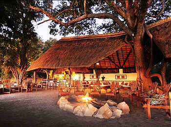 Kafunta River Lodge: Feuer vor der Lodge