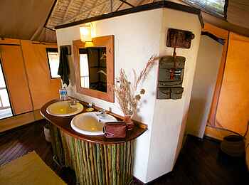 Katavi Wildlife Camp: Gästebad mit Waschtisch