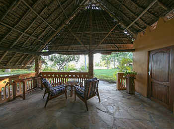 Kinasi Lodge: Terrasse des Swahili Bungalows Kinasi Lodge: Terrasse des Swahili Bungalows
