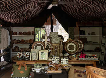 Kiri Camp: Der Curio Shop Kiri Camp: Der Curio Shop