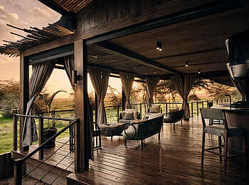Kitirua Plains Lodge: Terrasse und Bar