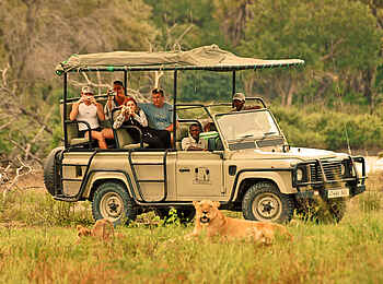 Lake Manze Camp: Löwenkinder Lake Manze Camp: Löwenkinder