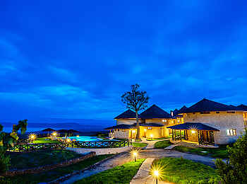 Lake Nakuru Sopa Lodge: Außenansicht bei Nacht Lake Nakuru Sopa Lodge: Außenansicht bei Nacht