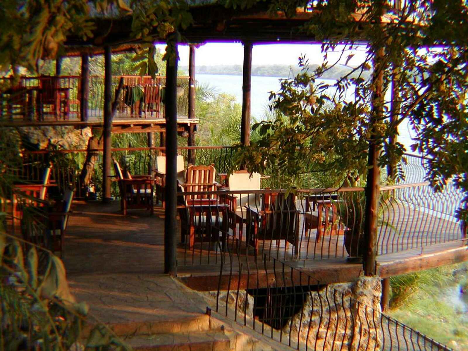 Mukambi Safari Lodge: Blick auf zwei Flussdecks Mukambi Safari Lodge: Blick auf zwei Flussdecks