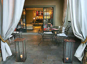 Olive Grove Guesthouse: Veranda und Lounge