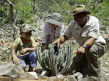 Ongava Tented Camp: Kinder beim Bush Walk