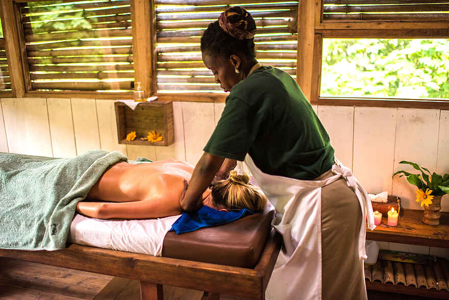 Volcanoes Bwindi Lodge: Massage im Spa Volcanoes Bwindi Lodge: Massage im Spa