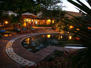 Waterberg Guest Farm: Swimmingpool am Abend Waterberg Guest Farm: Swimmingpool am Abend