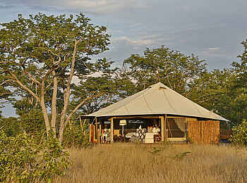 Camp Kuzuma: Geöffnete Zeltsuite Camp Kuzuma: Geöffnete Zeltsuite