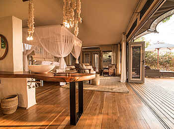 Chikwenya Camp: Waschtisch und Blick zur privaten Terrasse