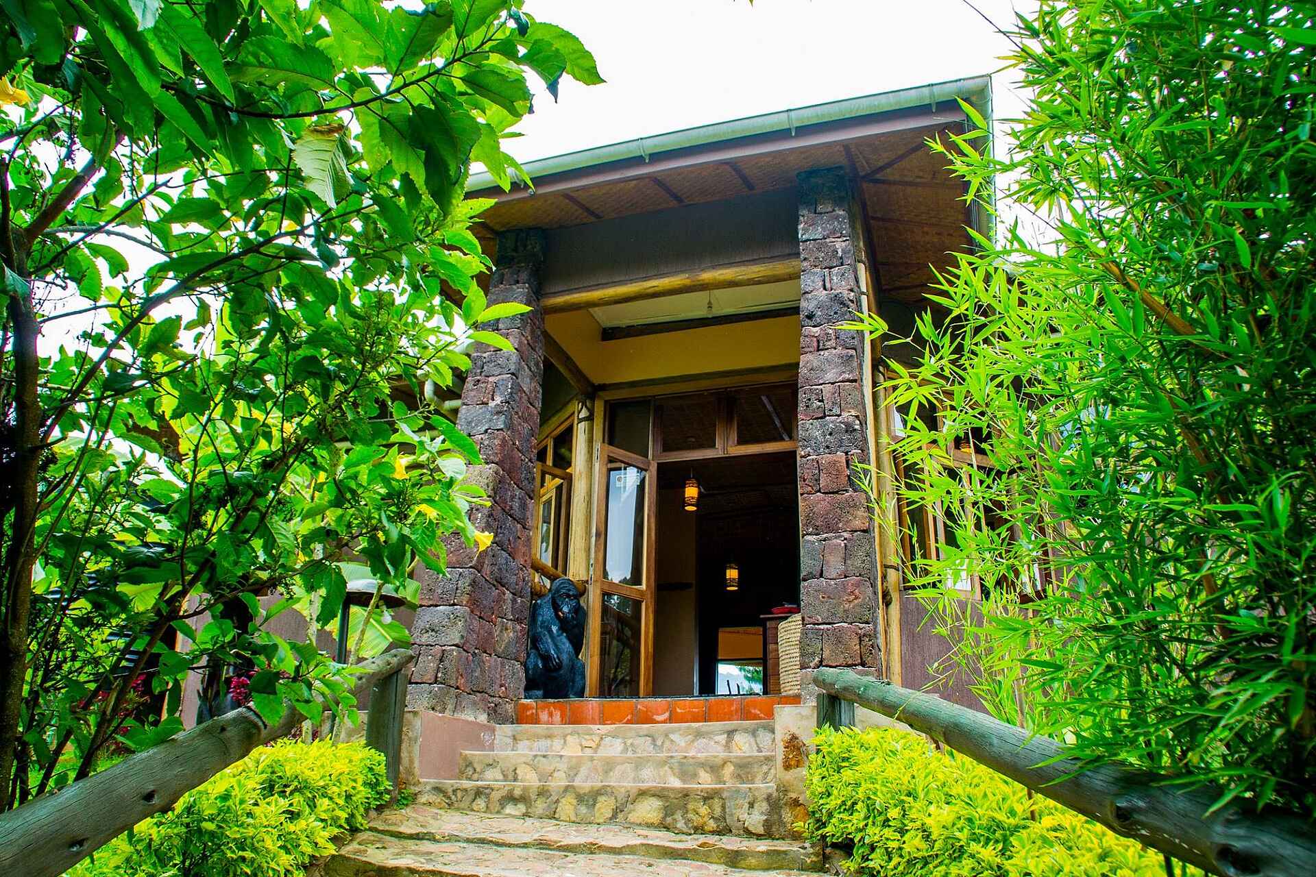 Ichumbi Gorilla Lodge: Eingang Bwindi Impenetrable Forest National Park, Gorilla Habituation Experience, Gorilla Trekking, Ichumbi Gorilla Lodge, Rushaga, Afrikarma, Afrikarma Safaris, Afrikarma Safaris - Wildnis. Hautnah., Afrikarma.de, Eingang