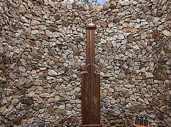 Legendary Mwiba Lodge: Außendusche Legendary Mwiba Lodge: Außendusche