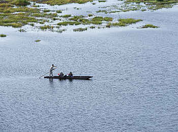 Linyanti Bush Camp: Mokoro auf offenem Wasser Linyanti Bush Camp: Mokoro auf offenem Wasser