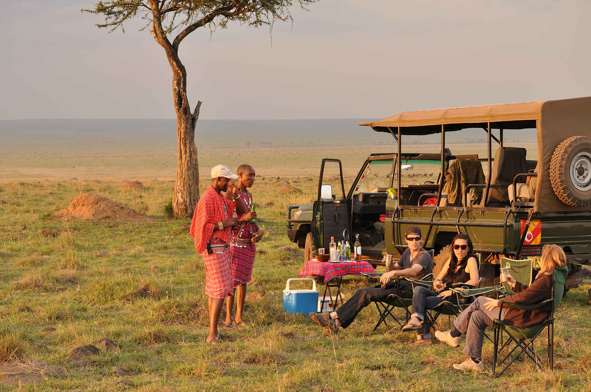 Sentinel Mara Camp: Pause auf Safari Afrikarma Safaris, Afrikarma Safaris.Wildnis.Hautnah, Afrikarma.de, Aussicht, Baum, Bett, Kerzen, Landschaft, Safari, Sentinel Mara Camp, Servicemitglieder, Spiegel, Stühle, Teppich, Tisch