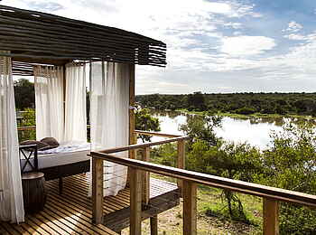 Simbavati Hilltop Lodge: Der Timbavati vor dem Zelt