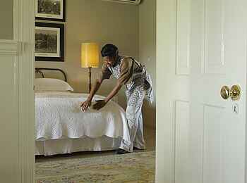 &Beyond Kirkman's Camp: Anrichtung der Gästesuite &Beyond Kirkman's Camp: Anrichtung der Gästesuite