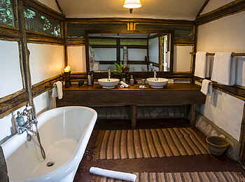 Buhoma Lodge: Gästebad