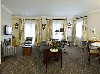 Cape Grace Hotel: Penthouse Lounge Area Cape Grace Hotel: Penthouse Lounge Area