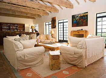 Clouds Mountain Gorilla Lodge: Lounge und Bar