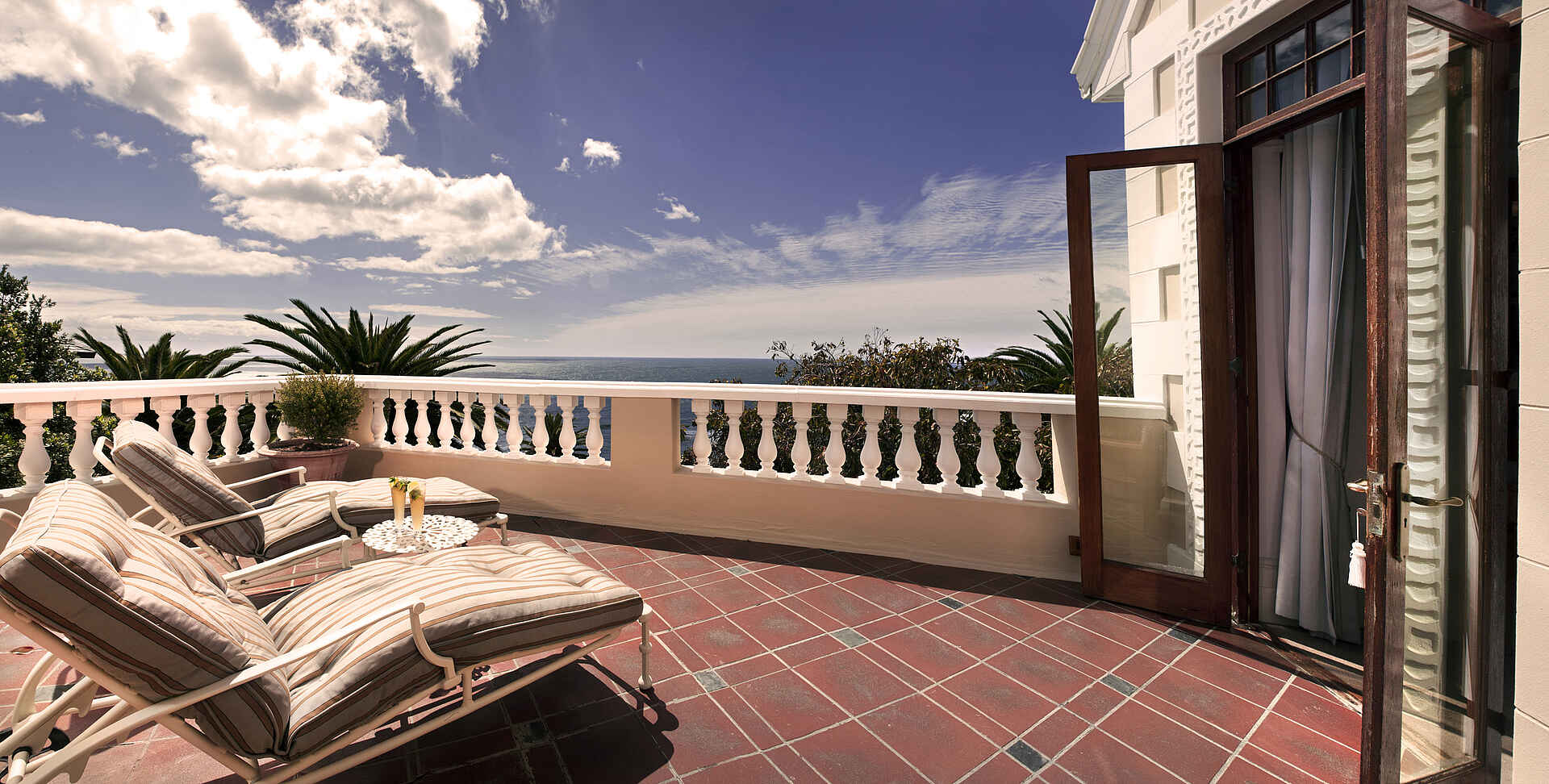 Boutique Hotel, Cape Town, Ellerman House, Gästezimmer, Kapstadt, Deluxe House Room, Balkon, Liegestühle, Meerblick, Afrikarma, Afrikarma Safaris, Afrikarma Safaris - Wildnis. Hautnah., Afrikarma.de