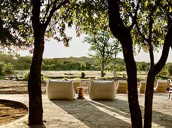 Encounter by Ongava: Terrasse mit Blick in die Wildnis