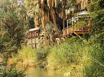 Epupa Falls Lodge: Die Lodge schmiegt sich gut in die Umgebung ein