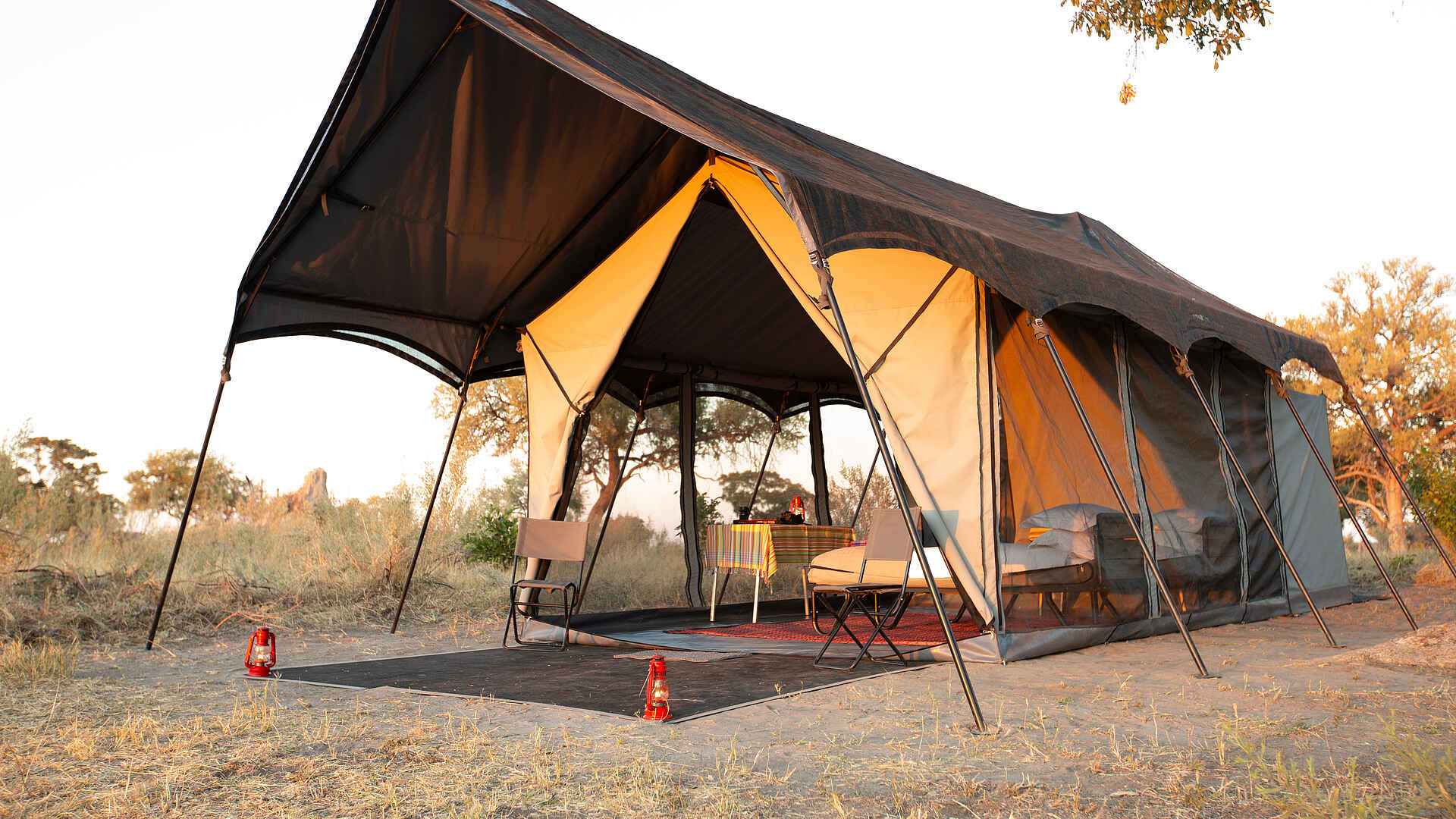 Kweene River Camp: Zelt bei Sonnenuntergang Kweene River Camp: Zelt bei Sonnenuntergang